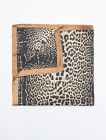 Lenço com estampado leopardo