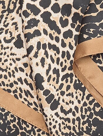 Lenço com estampado leopardo