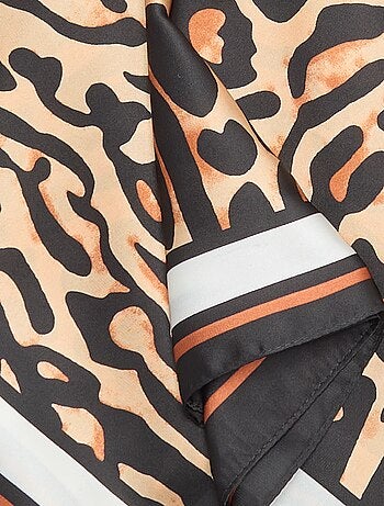 Lenço quadrado com estampado leopardo