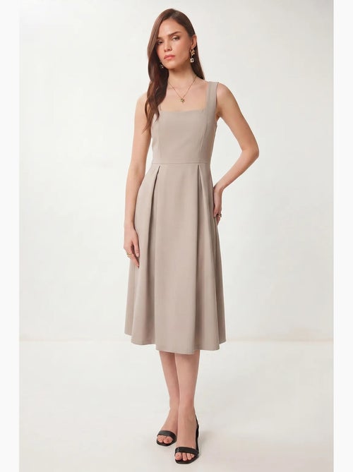Lindo vestido midi com decote quadrado e corte em a, com fecho de correr. Istanbul - Kiabi Lindo vestido midi com decote quadrado e corte em a, com fecho de correr. Istanbul - Kiabi