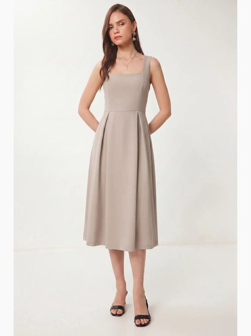 Lindo vestido midi com decote quadrado e corte em a, com fecho de correr. Istanbul - Kiabi Lindo vestido midi com decote quadrado e corte em a, com fecho de correr. Istanbul - Kiabi