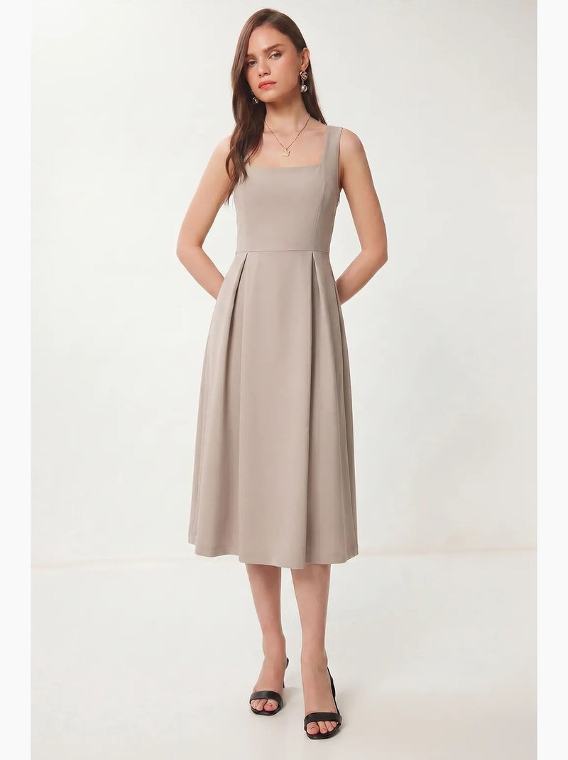 Lindo vestido midi com decote quadrado e corte em a, com fecho de correr. Istanbul Areia - Kiabi