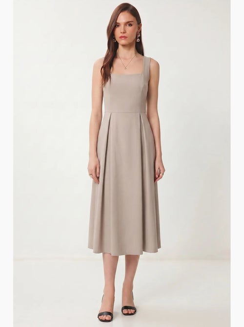 Lindo vestido midi com decote quadrado e corte em a, com fecho de correr. Istanbul - Kiabi Lindo vestido midi com decote quadrado e corte em a, com fecho de correr. Istanbul - Kiabi