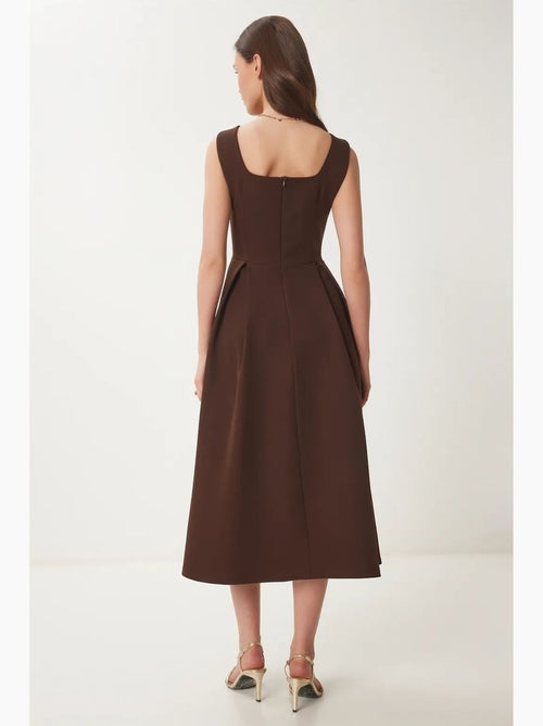 Lindo vestido midi com decote quadrado e corte em a, com fecho de correr. Istanbul - Kiabi Lindo vestido midi com decote quadrado e corte em a, com fecho de correr. Istanbul - Kiabi