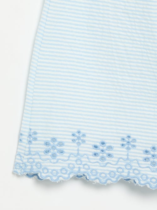Macacão curto às riscas em seersucker com smock e bordados - Kiabi