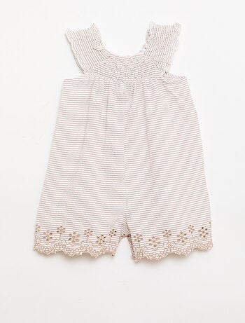 Macacão curto às riscas em seersucker com smock e bordados