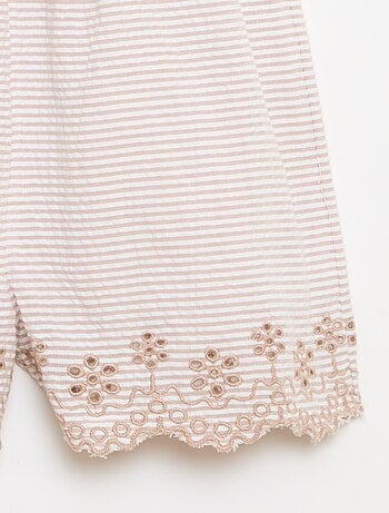 Macacão curto às riscas em seersucker com smock e bordados