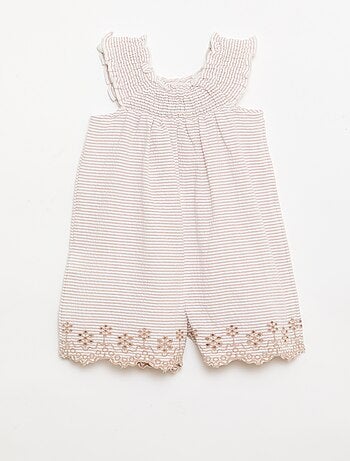 Macacão curto às riscas em seersucker com smock e bordados