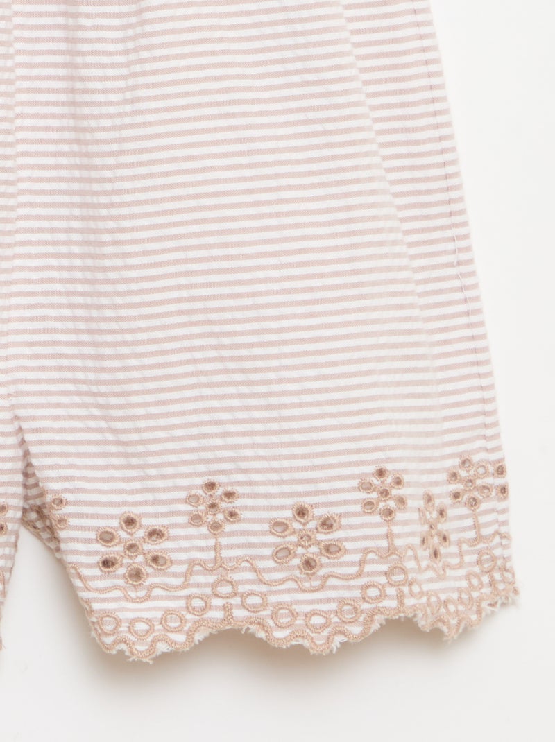 Macacão curto às riscas em seersucker com smock e bordados Bege - Kiabi