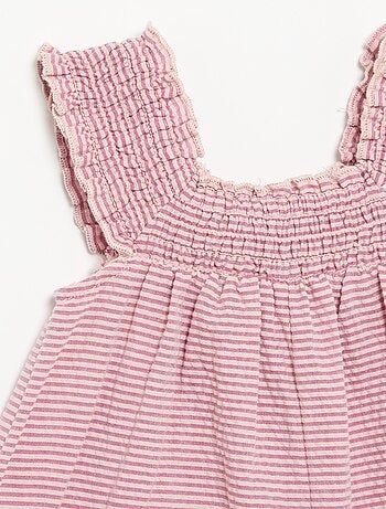 Macacão curto às riscas em seersucker com smock e bordados