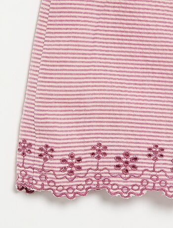 Macacão curto às riscas em seersucker com smock e bordados