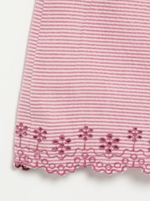 Macacão curto às riscas em seersucker com smock e bordados - Kiabi