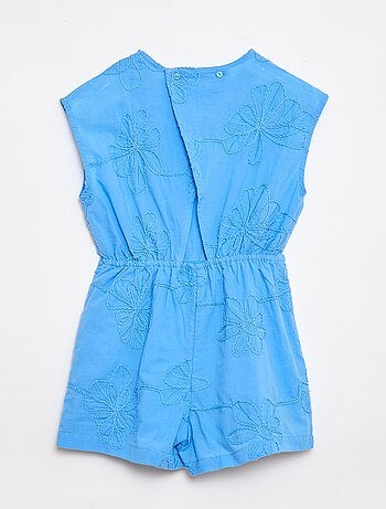 Macacão curto com grandes flores bordadas