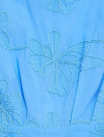 Macacão curto com grandes flores bordadas