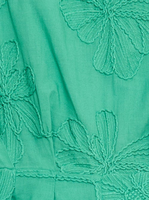 Macacão curto com grandes flores bordadas - Kiabi