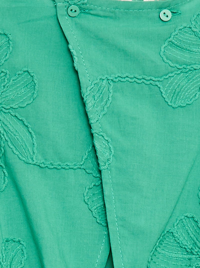 Macacão curto com grandes flores bordadas Verde - Kiabi