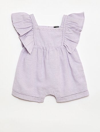 Macacão curto com mangas com folhos