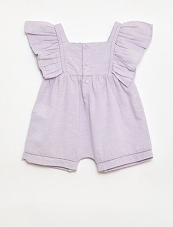 Macacão curto com mangas com folhos