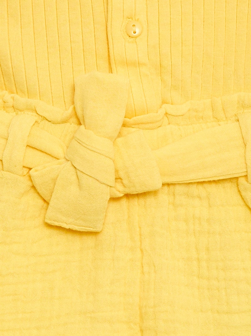 Macacão curto em gaze dupla de algodão + cinto para atar Amarelo - Kiabi