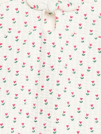 Macacão curto em material waffle com padrão