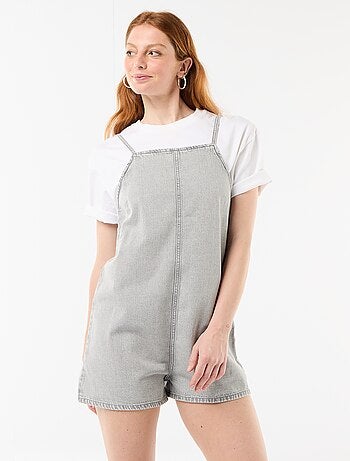 Macacão curto estilo jardineira