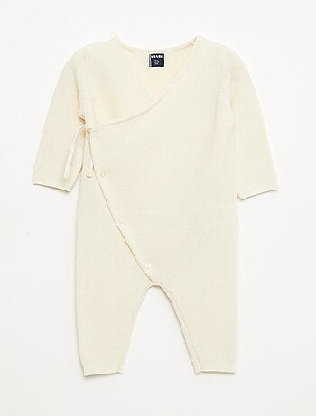 Macacão em tricô com abertura cruzada