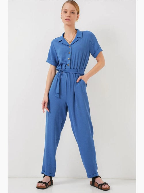 Macacão liso em tecido com colarinho de camisa e detalhe de laço bdart - Kiabi Macacão liso em tecido com colarinho de camisa e detalhe de laço bdart - Kiabi
