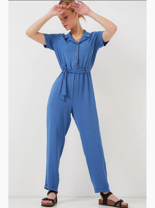 Macacão liso em tecido com colarinho de camisa e detalhe de laço bdart - Kiabi Macacão liso em tecido com colarinho de camisa e detalhe de laço bdart - Kiabi