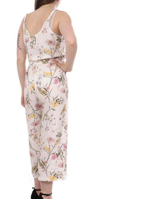 Macacão Vero Moda 7/8 Branco com Padrão Floral para Mulher - Kiabi Macacão Vero Moda 7/8 Branco com Padrão Floral para Mulher - Kiabi