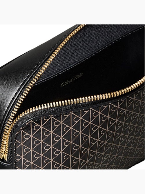 Mala a Tiracolo Calvin Klein Jeans Emblem AOP Alongada Preta para Mulher - Kiabi Mala a Tiracolo Calvin Klein Jeans Emblem AOP Alongada Preta para Mulher - Kiabi