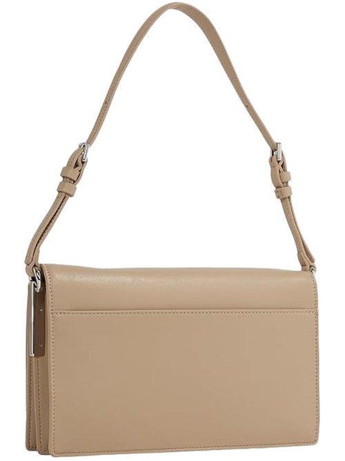 Mala de Ombro Feminina Calvin Klein Jeans Elongated Castanho Claro - Kiabi Mala de Ombro Feminina Calvin Klein Jeans Elongated Castanho Claro - Kiabi