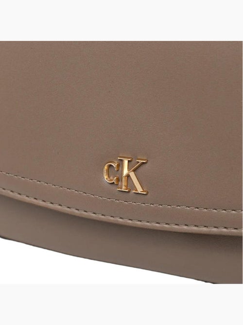 Mala Tiracolo Castanha Calvin Klein Jeans Ck Flap para Mulher - Kiabi Mala Tiracolo Castanha Calvin Klein Jeans Ck Flap para Mulher - Kiabi