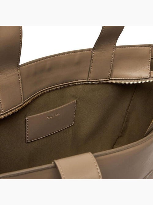Mala Tote Média Calvin Klein Jeans Bold Bege para Mulher - Kiabi Mala Tote Média Calvin Klein Jeans Bold Bege para Mulher - Kiabi
