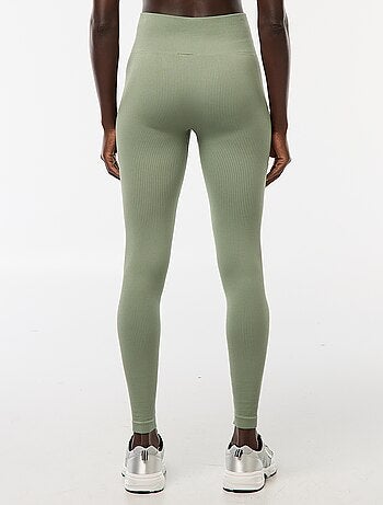 Malha elástica canelada em costura