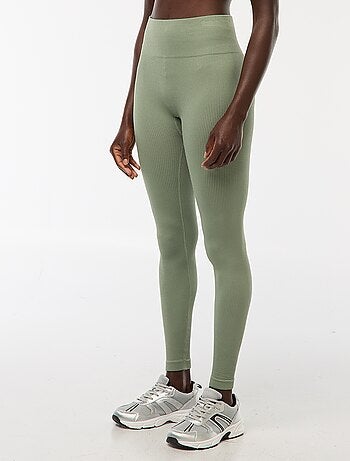 Malha elástica canelada em costura