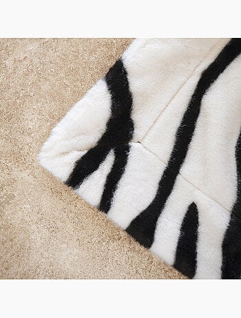 Manta macia com padrão de zebra e verso em veludo