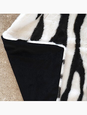 Manta macia com padrão de zebra e verso em veludo