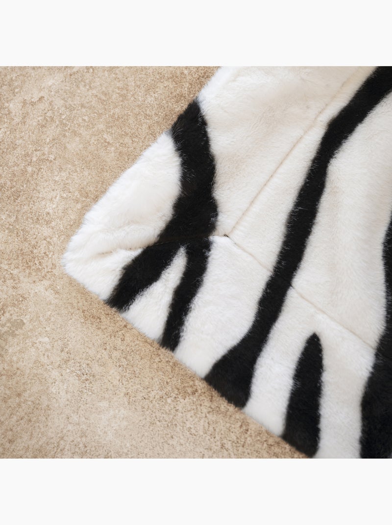 Manta macia com padrão de zebra e verso em veludo Preto - Kiabi
