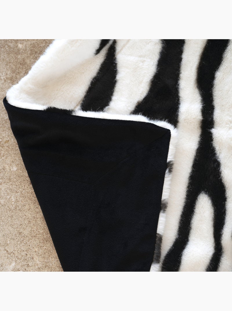 Manta macia com padrão de zebra e verso em veludo Preto - Kiabi