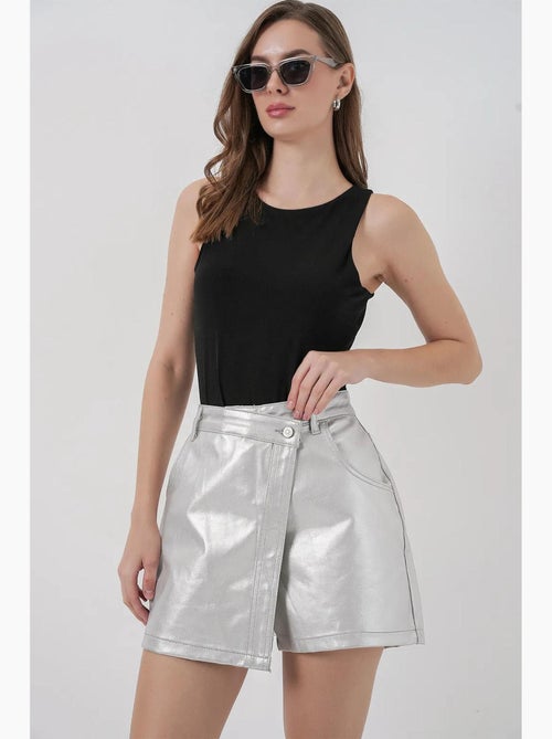 Mini skort em tecido metalizado de cintura subida com fecho de botão bdart - Kiabi Mini skort em tecido metalizado de cintura subida com fecho de botão bdart - Kiabi