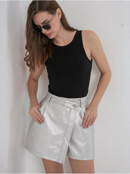 Mini skort em tecido metalizado de cintura subida com fecho de botão bdart - Kiabi Mini skort em tecido metalizado de cintura subida com fecho de botão bdart - Kiabi