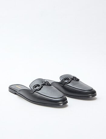 Mocassim detalhado com corrente