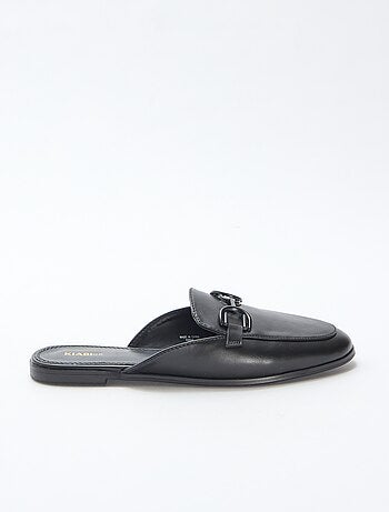 Mocassim detalhado com corrente