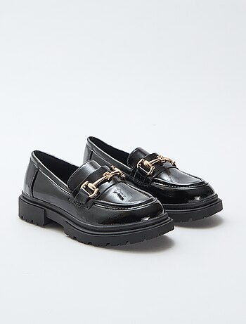 Mocassim envernizado com fivela metálica