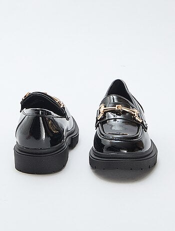 Mocassim envernizado com fivela metálica