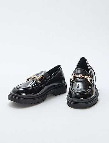 Mocassim envernizado com fivela metálica