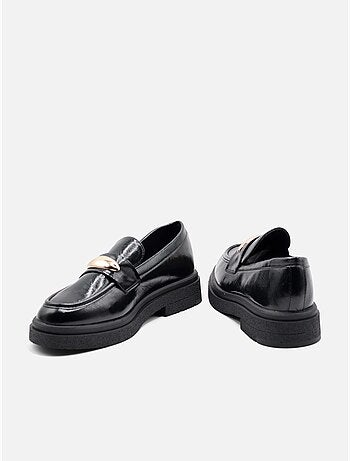 Mocassins com acabamento brilhante