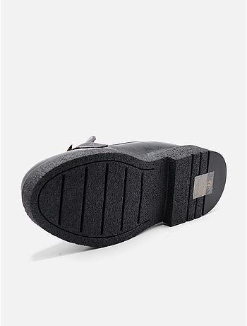 Mocassins com acabamento brilhante