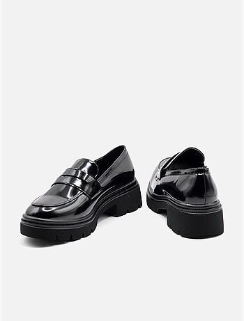 Mocassins com acabamento brilhante
