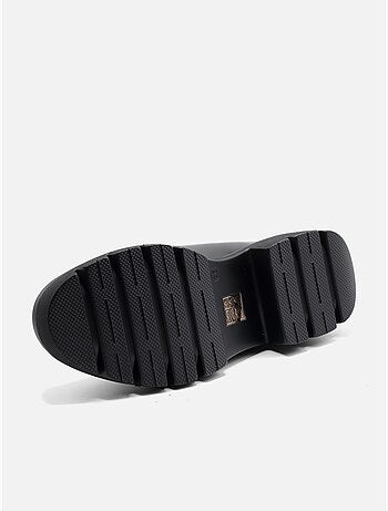 Mocassins com acabamento brilhante
